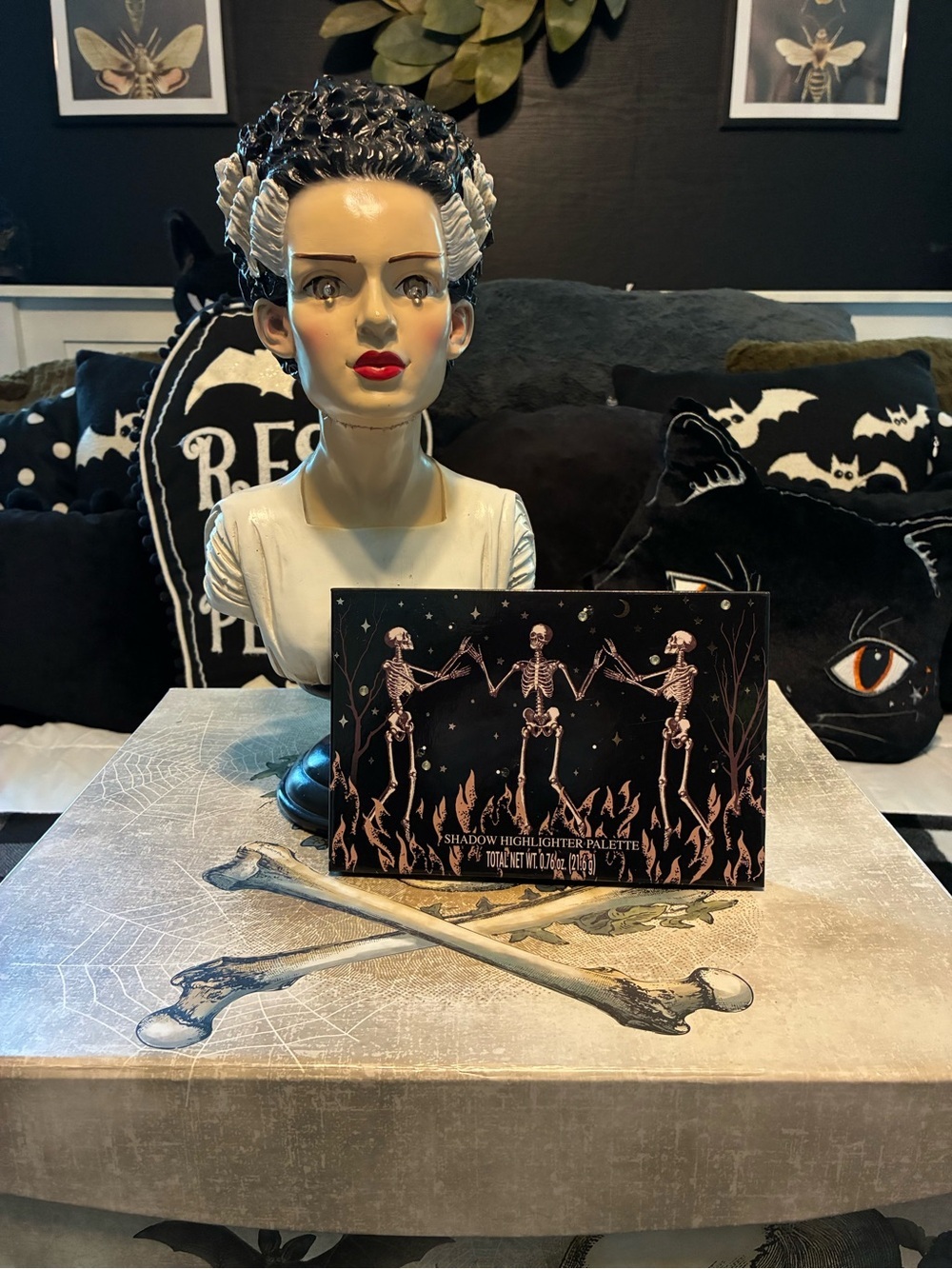 Gothic Skeleton Makeup Shadow Highlighter Palette Display NWT - Picture 2 of 8